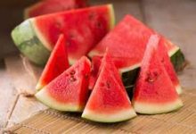 لا تقطع البطيخ قبل غسله جيدا لأنه قد يسبب التسمم الغذائي.. خبير تغذية يحذر