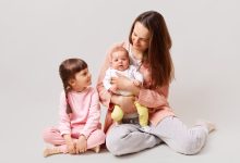 متى تنتهي غيرة الطفل من المولود الجديد؟