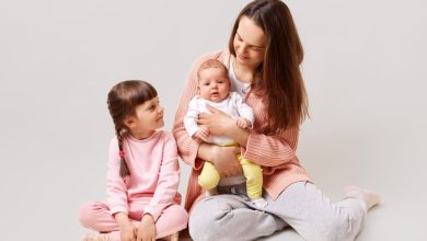 متى تنتهي غيرة الطفل من المولود الجديد؟