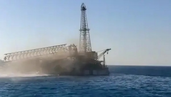 مصر: انقلاب بارج بحري في منطقة جبل الزيت بخليج السويس