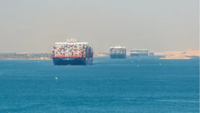 مصر.. انقلاب بارجة بحرية في خليج السويس...