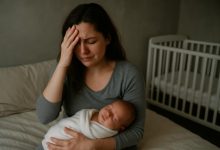 من دفتر حكايات الأمومة.. لماذا تلاحق مشاعر التقصير النساء بعد الولادة؟