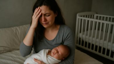 من دفتر حكايات الأمومة.. لماذا تلاحق مشاعر التقصير النساء بعد الولادة؟