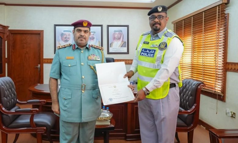 نائب قائد عام شرطة عجمان يكرم شرطياً لجهوده المجتمعية في إسعاد الجمهور