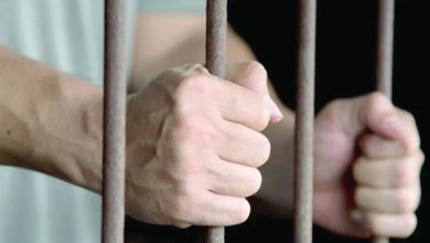نيابة إيتاي البارود تصطحب المتهم بقتل زوجته ودفنها بفناء المنزل لرفضها إقامة العلاقة الزوجية لتمثيل جريمته