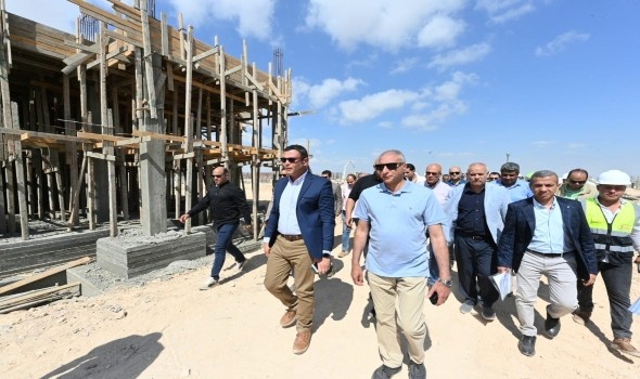وزير الإسكان المصري يتابع سير العمل بالمشروعات التنموية الجارى تنفيذها بالسويس الجديدة