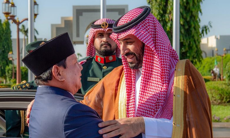 ولي العهد يستقبل رئيس جمهورية إندونيسيا في قصر السلام بجدة