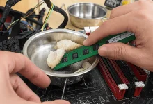 يوتيوبر يطهو وجبةً كاملة من الأرز والدجاج والصلصة باستخدام المعالج!
