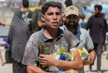 فلسطينون يحصلون على مساعدات ملقاة من الجو