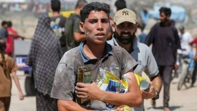 فلسطينون يحصلون على مساعدات ملقاة من الجو