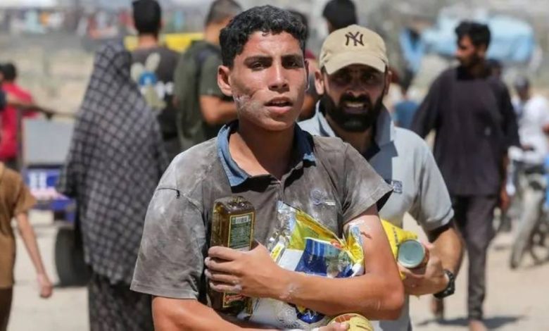 فلسطينون يحصلون على مساعدات ملقاة من الجو