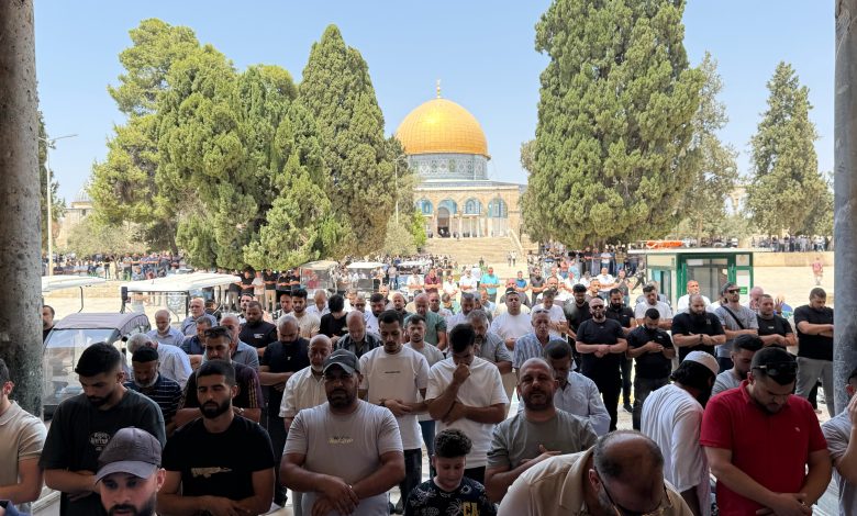 40 ألفا يؤدون الجمعة بالمسجد الأقصى