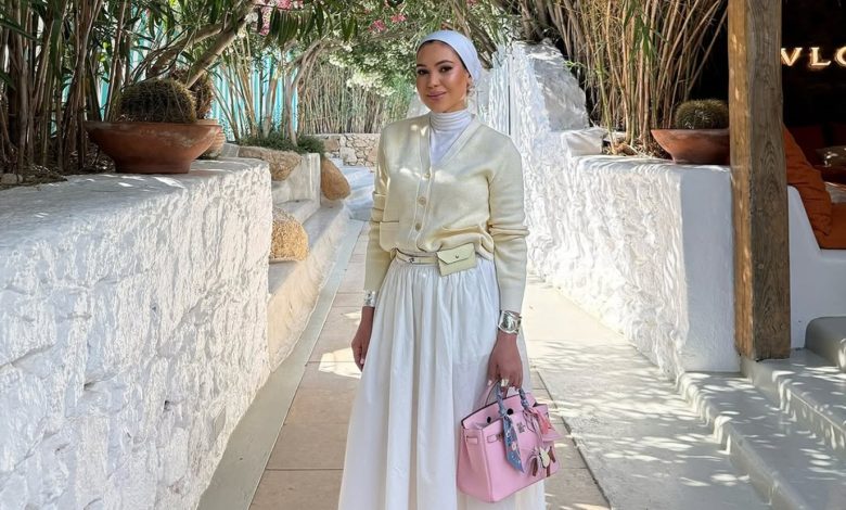 7 طرق لتنسيق التنورة البيضاء للمحجبات مثل مدونات الموضة
