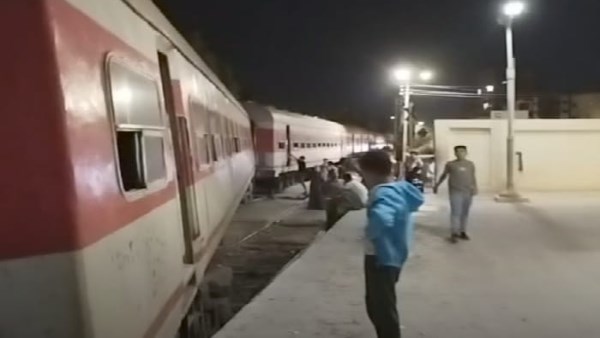 شاهد .. خروج قطار خط 