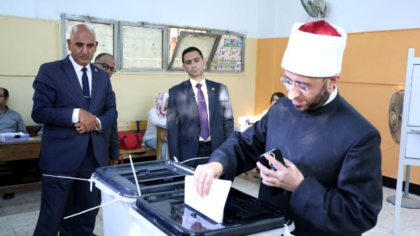 وزير الأوقاف يدلي بصوته في انتخابات الشيوخ.. ويؤكد: المشاركة واجب وطني