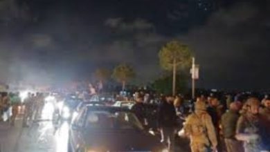 قطع طريق المطار احتجاجًا على قرار حصر السلاح