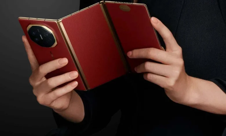 Huawei تكشف عن هاتفها ثلاثي الطي Mate XTs متفوقة على Samsung
