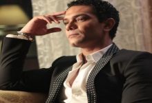 آسر ياسين يواجه الانتقادات بسبب الأقراط