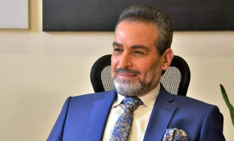 أزمة جديدة تلاحق أحمد عبد العزيز وزوجته تخرج عن صمتها: احترموا سنه وتاريخه