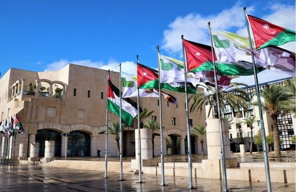 أمانة عمان تواصل إزالة الاعتداءات على الأرصفة والشوارع...