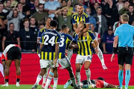 أمرابط يهز شباك فاينورد بهدف عالمي في تصفيات دوري أبطال أوروبا