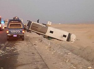 إصابة 30 شخصا في حادث تصادم أتوبيس وسيارة نقل بطريق أسيوط – البحر الأحمر