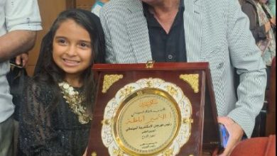 الأمير أباظة يهدي تكريمه في مهرجان اليوبيل الفضي لنجوم الإبداع لموهبة غنائية صغيرة