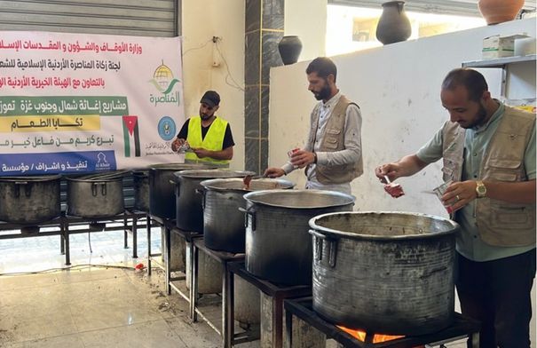 "الخيرية الهاشمية" تواصل توزيع الوجبات في غزة...