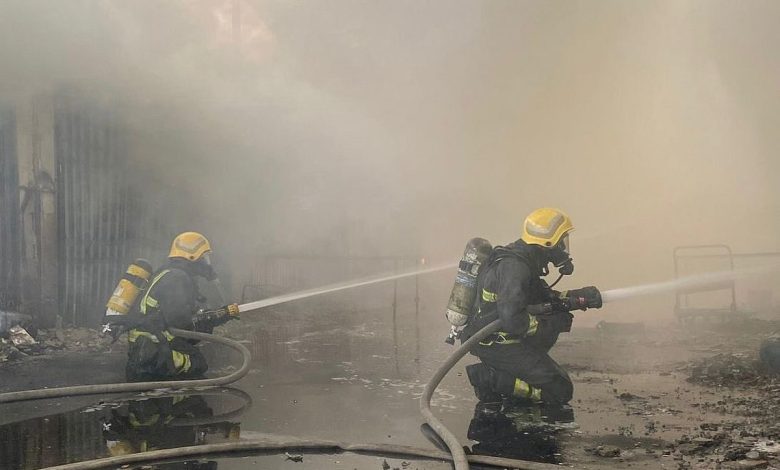 الدفاع المدني بالرياض يخمد حريقًا في محال تجارية بحي الرمال