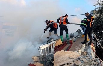 الدفاع المدني بغزة: استشهاد أحد عناصرنا وإصابة 7 آخرين أثناء محاولة إنقاذ مصابين بقصف مجمع ناصر الطبي