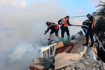 الدفاع المدني بغزة: استشهاد أحد عناصرنا وإصابة 7 آخرين أثناء محاولة إنقاذ مصابين بقصف مجمع ناصر الطبي
