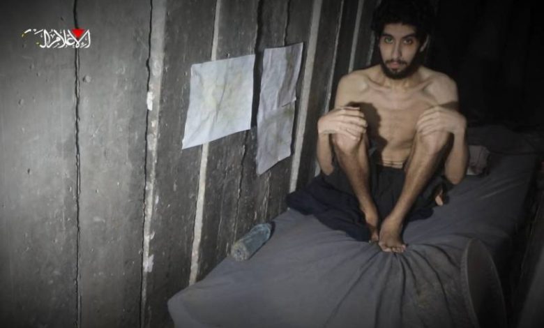 القسام تكشف تجويع الاحتلال لأسراه: هيكلٌ عظمي كان يُسمى أسيرًا إسرائيليًا