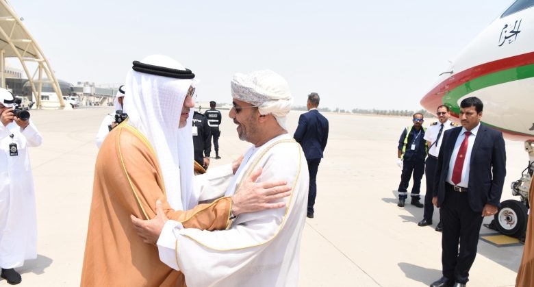 اليوسف بحث مع وزير الداخلية العماني تعزيز التعاون وتطوير الشراكة الأمنية