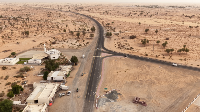 بالصور.. "طرق الشارقة" تنجز أعمال تطوير ورفع كفاءة 17 كم في الرفيعة