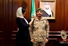 بعد صدور أمر ملكي بترقيته إلى رتبة لواء.. السفيرة السعودية في واشنطن تقلد الملحق العسكري رتبته الجديدة