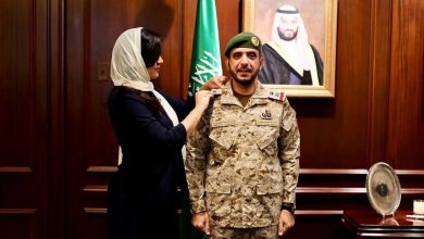 بعد صدور أمر ملكي بترقيته إلى رتبة لواء.. السفيرة السعودية في واشنطن تقلد الملحق العسكري رتبته الجديدة
