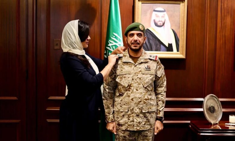 بعد صدور أمر ملكي بترقيته إلى رتبة لواء.. السفيرة السعودية في واشنطن تقلد الملحق العسكري رتبته الجديدة