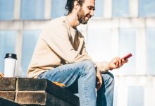 أعلنت شركة تروكولر، المنصة العالمية المتخصصة في التحقق من جهات الاتصال وحجب المكالمات غير المرغوب فيها، عن تحقيق إنجاز بارز في شهر أغسطس 2025، حيث تجاوز عدد مستخدميها النشطين شهريًا – على أنظمة أندرويد وiOS – حاجز 100 مليون مستخدم في منطقة الشرق الأوسط وأفريقيا. ويعكس هذا الرقم نموًا سنويًا بنسبة 19%، ما يؤكد استمرار توسع المنصة في الأسواق الناشئة. أسباب النمو أرجع ريشت جونجهونوالا، الرئيس التنفيذي لشركة تروكولر، هذا النجاح إلى الزيادة الكبيرة في تبني الهواتف الذكية وانتشار خدمات بيانات الهاتف المحمول في المنطقة، مشيرًا إلى أن الشرق الأوسط وأفريقيا – شأنهما شأن الهند – تعد أسواقًا تعتمد على الهواتف المحمولة أولًا، حيث يمثل رقم الهاتف المحمول الهوية الرقمية الأساسية للمستخدم. وأوضح أن نمو الشركة في هذه الأسواق كان دائمًا نموًا عضويًا، مدعومًا بتوسيع فرق العمل وتعزيز الشراكات المحلية، مؤكدًا أن المنطقة مهيأة لمزيد من النمو المستدام في السنوات المقبلة. أهم الأسواق تعد مصر ونيجيريا وجنوب أفريقيا وكينيا والجزائر وغانا والأردن من أكبر الأسواق لقاعدة مستخدمي تروكولر في الشرق الأوسط وأفريقيا، حيث تتراوح نسبة استخدام التطبيق بين 20% و45% من الهواتف الذكية المتصلة بالإنترنت في هذه الدول. دلالات الإنجاز تعزيز الثقة الرقمية: يساهم تروكولر في تقليل الاتصالات المزعجة والاحتيالية، مما يرفع مستوى أمان التواصل الرقمي. فرص اقتصادية: يعكس النمو الكبير فرصة للشركات والمعلنين للوصول إلى قاعدة مستخدمين ضخمة في المنطقة. توجه السوق: استمرار الاعتماد على الهواتف المحمولة كمحور رئيسي للتواصل والخدمات الرقمية.