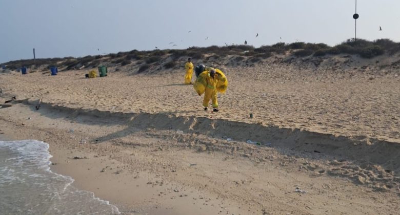 تنظيف جزيرة قاروه ضمن حملة «شواطئنا جميلة»