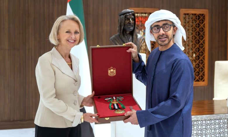 رئيس الدولة يمنح السفيرة الأمريكية وسام زايد الثاني من الطبقة الأولى