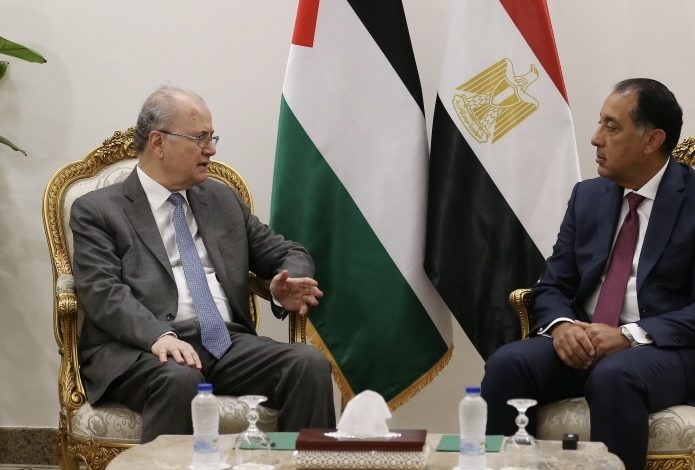 رئيس الوزراء مصطفى يبحث مع نظيره المصري سبل وقف الحرب وإدارة غزة
