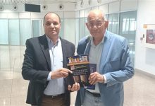 رسالة السلام تواصل انتشارها .. فتحي الشريف يُهدي كتب علي الشرفاء لـ بطرس غالي في المغرب