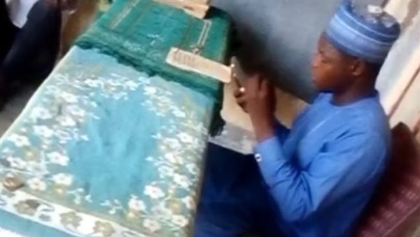 رسالة القرآن تشرق في النيجر.. يوسف طلحه يدرس مقالات علي الشرفاء لطلاب المدارس
