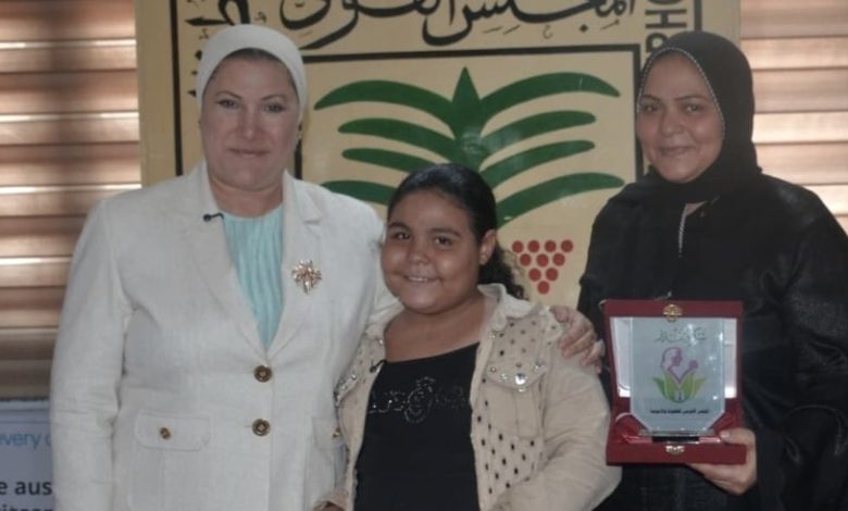 سفيرة الرحمة.. تكريم رسمي لـ"طفلة الشيبسي" في مصر
