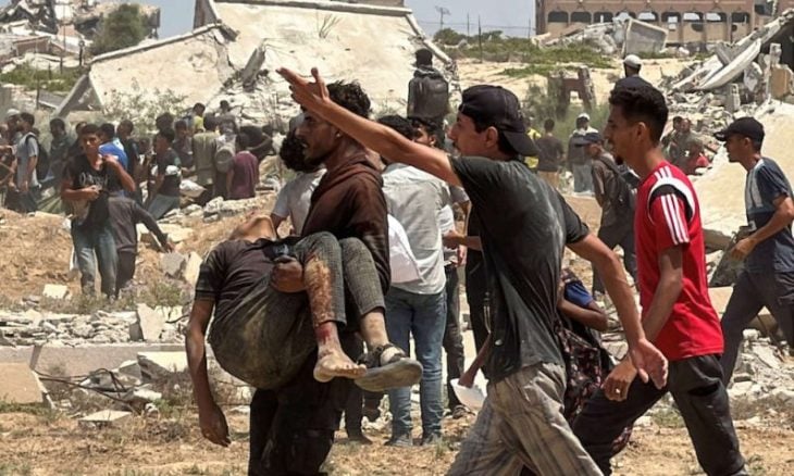 صندوق مساعدات جوية يقتل طفلا ويصيب آخرين في غزة (صور وفيديو)