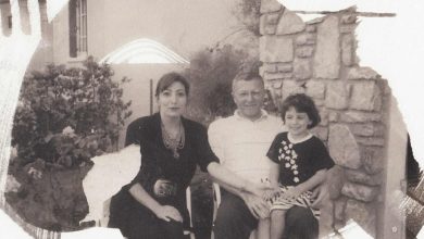 قبل عرضه غدا بمهرجان فينيسيا.. الإعلان عن البوستر الرسمي للفيلم الليبي بابا والقذافي