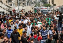 مئات الفلسطينيين يشيعون 5 صحفيين اغتالهم الاحتلال في غزة