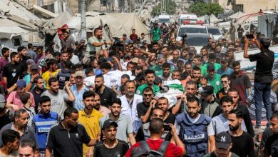 مئات الفلسطينيين يشيعون 5 صحفيين اغتالهم الاحتلال في غزة