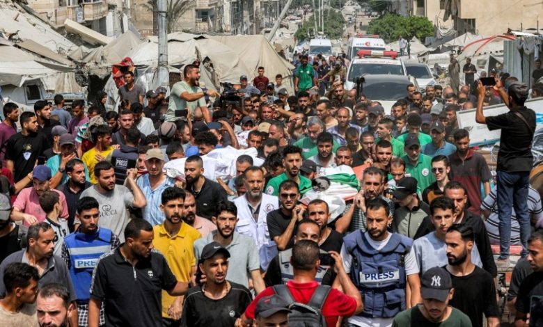 مئات الفلسطينيين يشيعون 5 صحفيين اغتالهم الاحتلال في غزة
