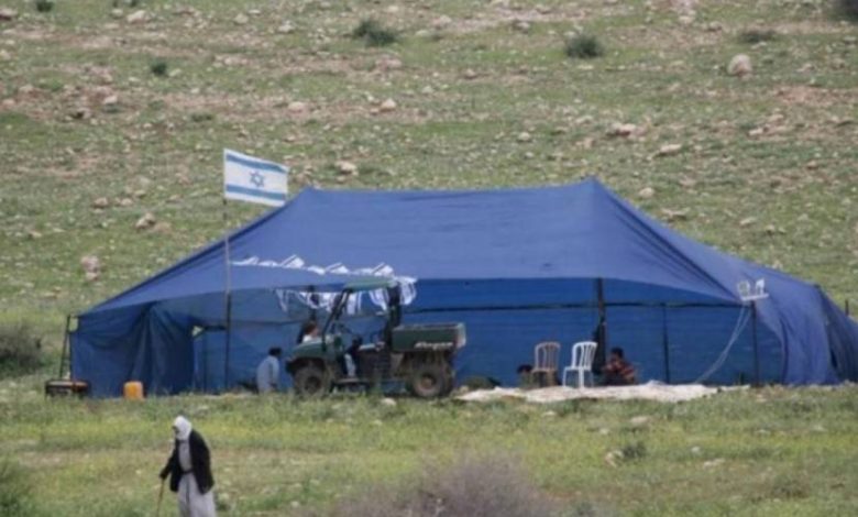 مستوطنون ينصبون 3 خيام في مسافر يطا ويحرقون مزروعات شرق الخليل